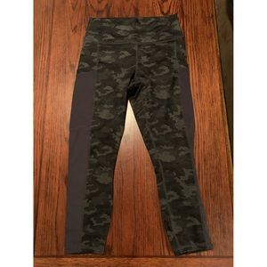 Fabletics camo Capri with pockets size small